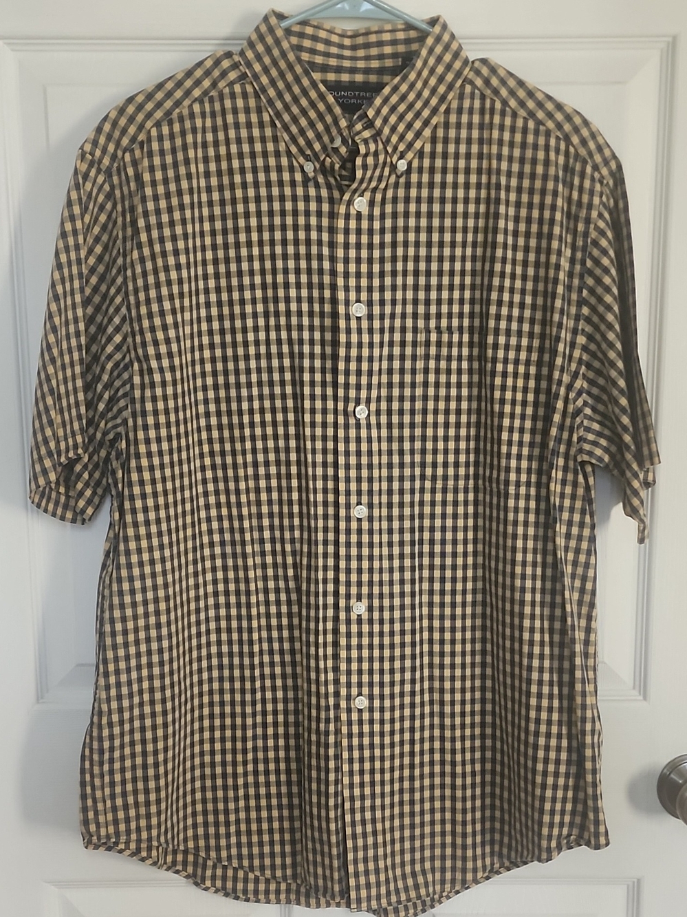 Roundtree & Yorke Short-Sleeve Button-Down Shirt in Brown and Cream Gingham
